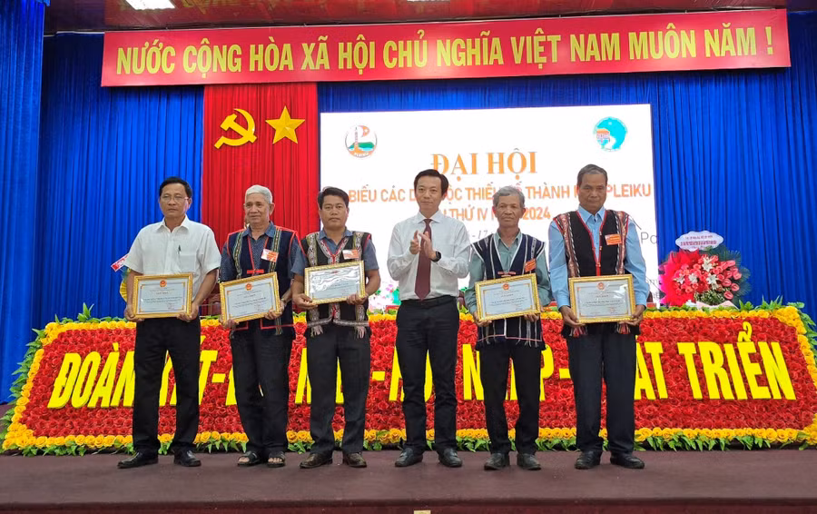 Chủ tịch UBND thành phố Đỗ Việt Hưng tặng giấy khen cho các tập thể có thành tích trong phát triển kinh tế - xã hội, đảm bảo quốc phòng - an ninh ở vùng đồng bào dân tộc thiểu số giai đoạn 2019-2024. Ảnh: P.D