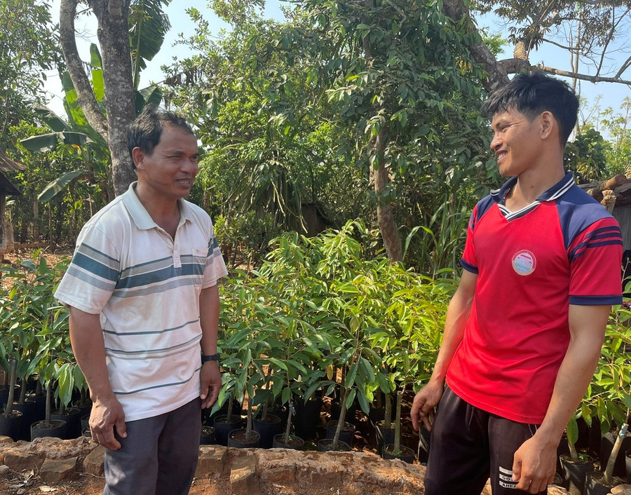 Ông Blach (bên trái) trò chuyện với người dân trong làng. Ảnh: P.D Ông Blach (bên trái) trò chuyện với người dân trong làng. Ảnh: P.D