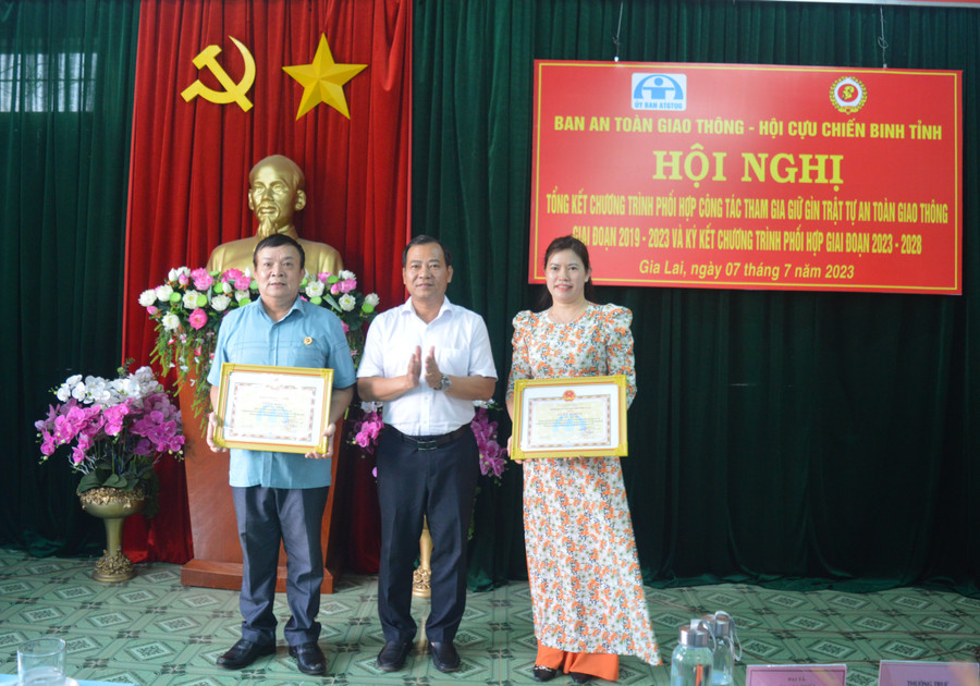 Ông Đoàn Hữu Dũng-Giám đốc Sở Giao thông-Vận tải tỉnh, Phó Trưởng ban Thường trực Ban An toàn giao thông tỉnh trao giấy khen cho 1 tập thể, 1 cá nhân. Ảnh: Anh Huy