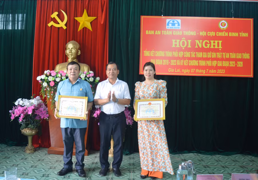 Ông Đoàn Hữu Dũng-Giám đốc Sở Giao thông-Vận tải tỉnh, Phó Trưởng ban Thường trực Ban An toàn giao thông tỉnh trao giấy khen cho 1 tập thể, 1 cá nhân. Ảnh: Anh Huy