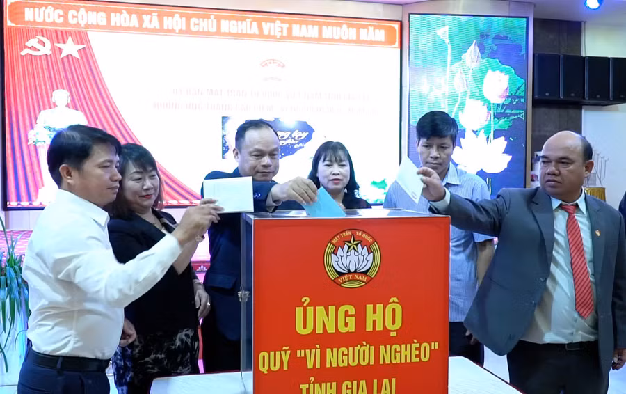 Các đại biểu tham gia ủng hộ Quỹ tại lễ phát động Tháng cao điểm "Vì người nghèo" năm 2023. Ảnh: Anh Huy