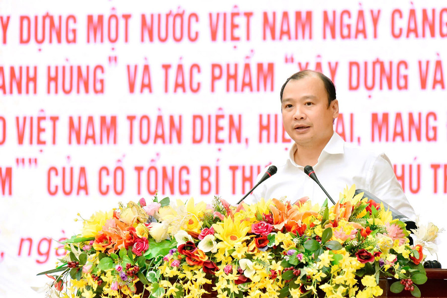 Phó Giáo sư, Tiến sĩ Lê Hải Bình-Ủy viên dự khuyết Ban Chấp hành Trung ương Đảng, Tổng Biên tập Tạp chí Cộng sản trực tiếp quán triệt tại hội nghị. Ảnh: Đức Thụy