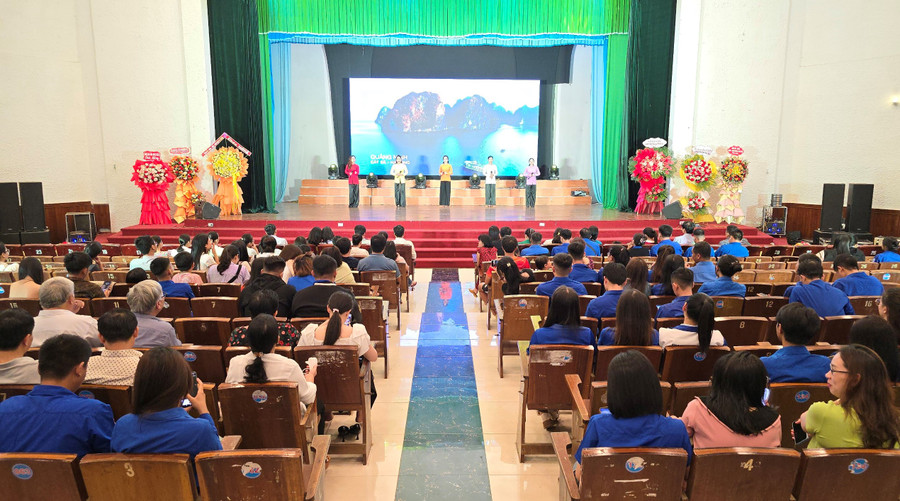 Quang cảnh lễ mít tinh chào mừng thành công Đại hội đại biểu các dân tộc thiểu số thành phố lần thứ IV. Ảnh: P.D