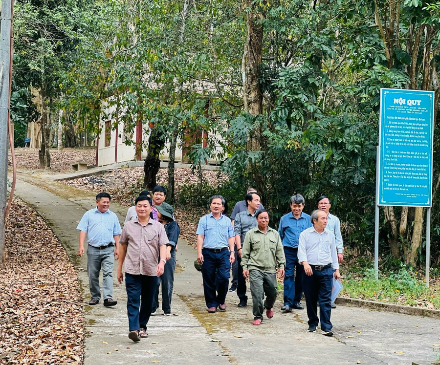 Cán bộ, đảng viên chi bộ 2 về thăm Di tích lịch sử cơ quan Tỉnh ủy Gia Lai tại Khu di tích lịch sử cách mạng của tỉnh tại xã Krong . Ảnh: P.D