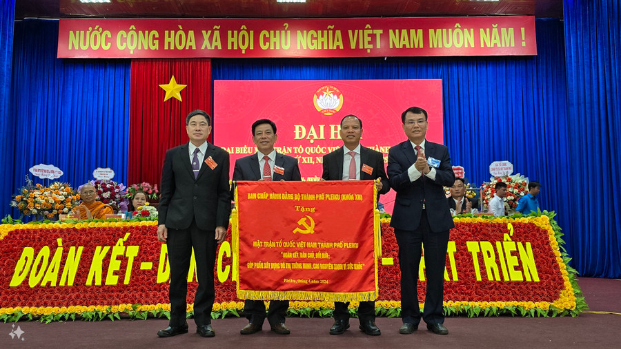 Ban Chấp hành Đảng bộ Thành phố tặng MTTQ Việt Nam thành phố bức trướng "Đoàn kết, dân chủ, đổi mới; góp phần xây dựng đô thị thông minh, cao nguyên xanh vì sức khỏe". Ảnh: P.D Ban Chấp hành Đảng bộ Thành phố tặng MTTQ Việt Nam thành phố bức trướng "Đoàn kết, dân chủ, đổi mới; góp phần xây dựng đô thị thông minh, cao nguyên xanh vì sức khỏe". Ảnh: P.D