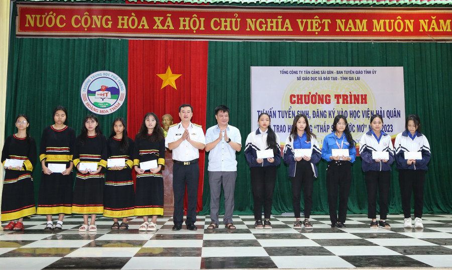 10 học sinh có hoàn cảnh khó khăn, vươn lên trong học tập được nhận học bổng "Thắp sáng ước mơ". Ảnh: Công Hoan 10 học sinh có hoàn cảnh khó khăn, vươn lên trong học tập được nhận học bổng "Thắp sáng ước mơ". Ảnh: Công Hoan