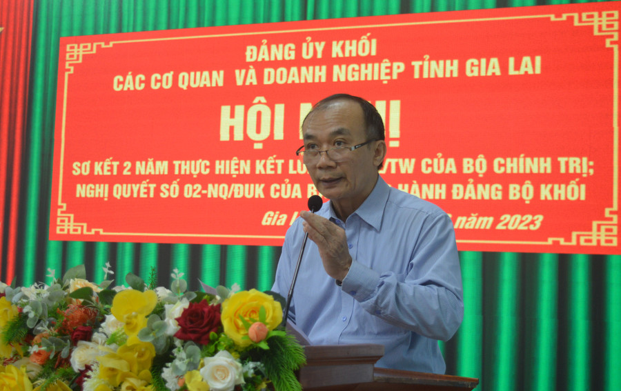 Bí thư Đảng ủy Khối các Cơ quan và Doanh nghiệp tỉnh Huỳnh Minh Thuận phát biểu tại hội nghị. Ảnh: Anh Huy