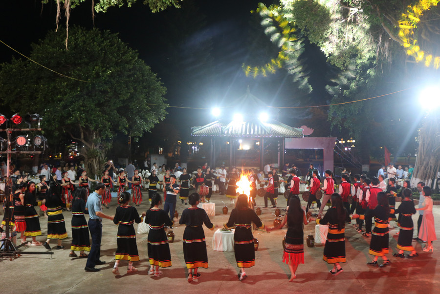 Các đại biểu cùng tham gia múa xoang quanh lửa trại với các em học sinh Trường Phổ thông dân tộc nội trú tỉnh. Ảnh: P.D Các đại biểu cùng tham gia múa xoang quanh lửa trại với các em học sinh Trường Phổ thông dân tộc nội trú tỉnh. Ảnh: P.D