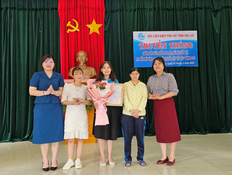 Hội Liên hiệp Phụ nữ Phường Phù Đổng ra mắt mô hình "Phụ nữ khuyết tật tự lực". Ảnh: Anh Huy Hội Liên hiệp Phụ nữ Phường Phù Đổng ra mắt mô hình "Phụ nữ khuyết tật tự lực". Ảnh: Anh Huy