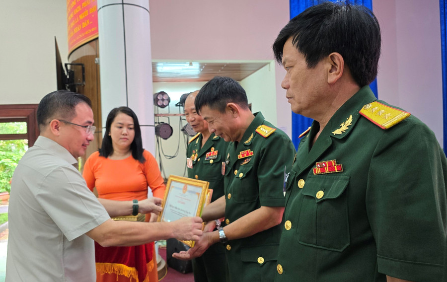 Phó Chủ tịch UBND thành phố Đặng Toàn Thắng trao giấy khen cho các tập thể có thành tích xuất sắc trong thực hiện phong trào thi đua “Cựu chiến binh gương mẫu” giai đoạn 2019-2024. Ảnh: P.D