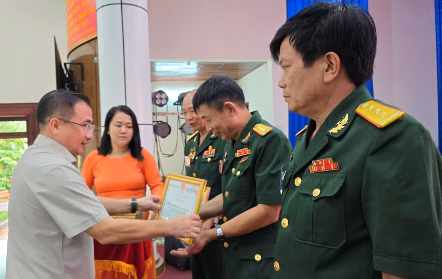 Phó Chủ tịch UBND thành phố Đặng Toàn Thắng trao giấy khen cho các tập thể có thành tích xuất sắc trong thực hiện phong trào thi đua “Cựu chiến binh gương mẫu” giai đoạn 2019-2024. Ảnh: P.D