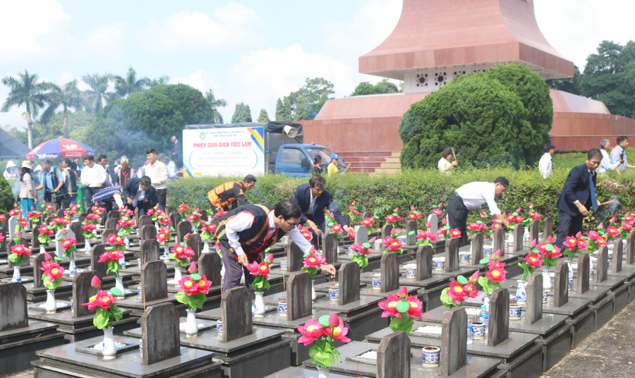 Các đại biểu thắp nhang trên các phần mộ liệt sĩ tại Nghĩa trang Liệt sĩ tỉnh. Ảnh: P.D Các đại biểu thắp nhang trên các phần mộ liệt sĩ tại Nghĩa trang Liệt sĩ tỉnh. Ảnh: P.D