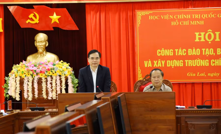 Phó Giáo sư, Tiến sĩ Dương Trung Ý-Phó Giám đốc Học viện Chính trị quốc gia Hồ Chí Minh phát biểu ý kiến. Ảnh: Anh Huy