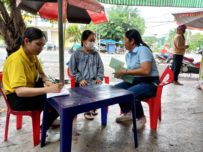 Nhân viên BHXH phối hợp với Bưu điện trong công tác tuyên truyền vận động người dân tham gia BHXH tự nguyện, BHYT hộ gia đình. Ảnh Như Nguyện Nhân viên BHXH phối hợp với Bưu điện trong công tác tuyên truyền vận động người dân tham gia BHXH tự nguyện, BHYT hộ gia đình. Ảnh Như Nguyện