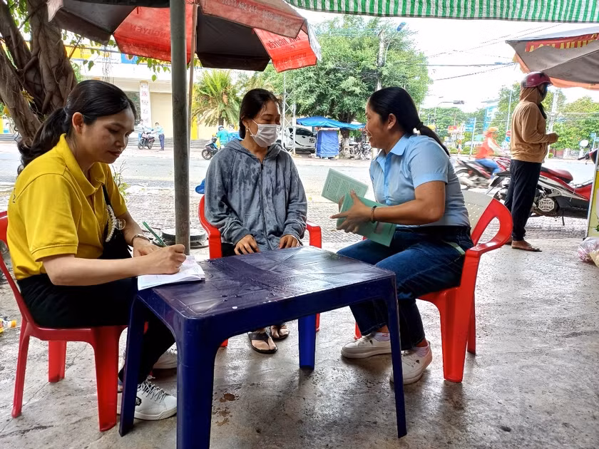 Nhân viên BHXH phối hợp với Bưu điện trong công tác tuyên truyền vận động người dân tham gia BHXH tự nguyện, BHYT hộ gia đình. Ảnh Như Nguyện