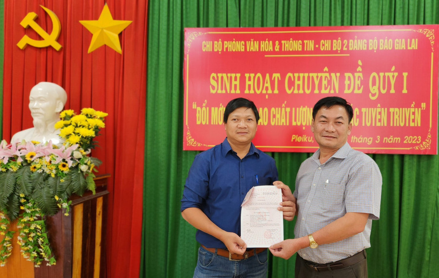 Sinh hoạt chuyên đề ghép giữa Chi bộ 2 Báo Gia Lai với Chi bộ Phòng Văn Hóa TP Pleiku ảnh 3