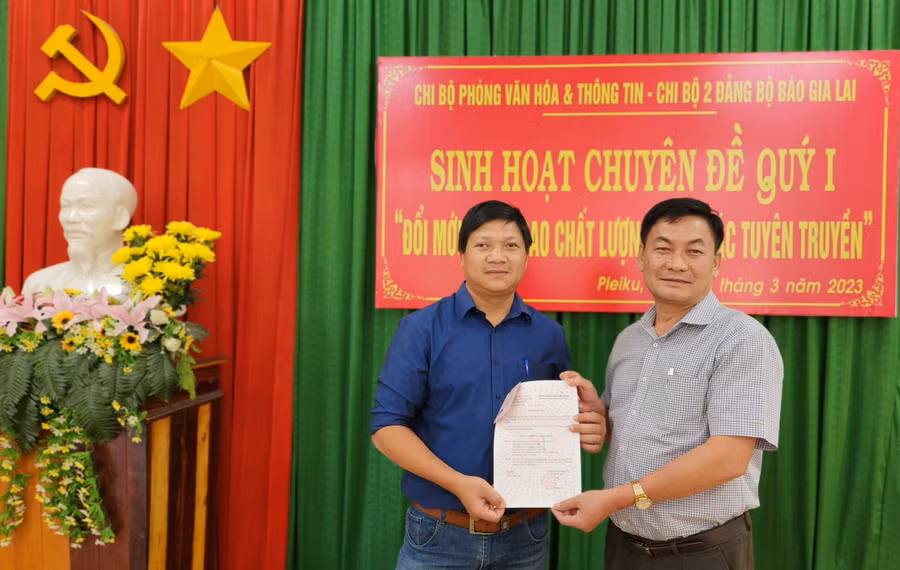 Sinh hoạt chuyên đề ghép giữa Chi bộ 2 Báo Gia Lai với Chi bộ Phòng Văn Hóa TP Pleiku ảnh 3