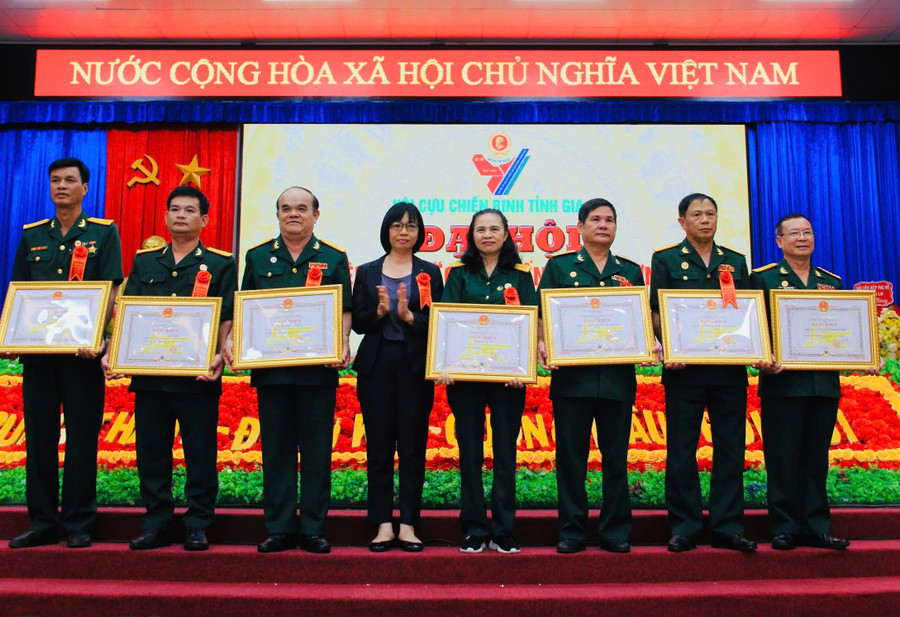 Phó Chủ tịch UBND tỉnh Nguyễn Thị Thanh Lịch trao Bằng khen của Chủ tịch UBND tỉnh cho các tập thể, cá nhân có thành tích xuất sắc. Ảnh: P.D