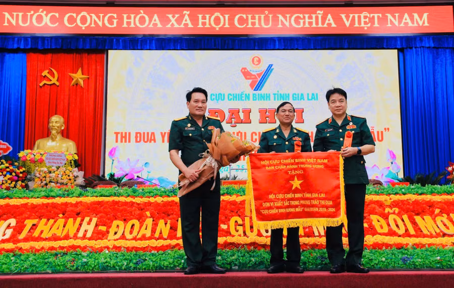 Hội Cựu chiến binh tỉnh vinh dự đón nhận Cờ thi đua của Ban Chấp hành Trung ương Hội Cựu chiến binh Việt Nam. Ảnh: P.D