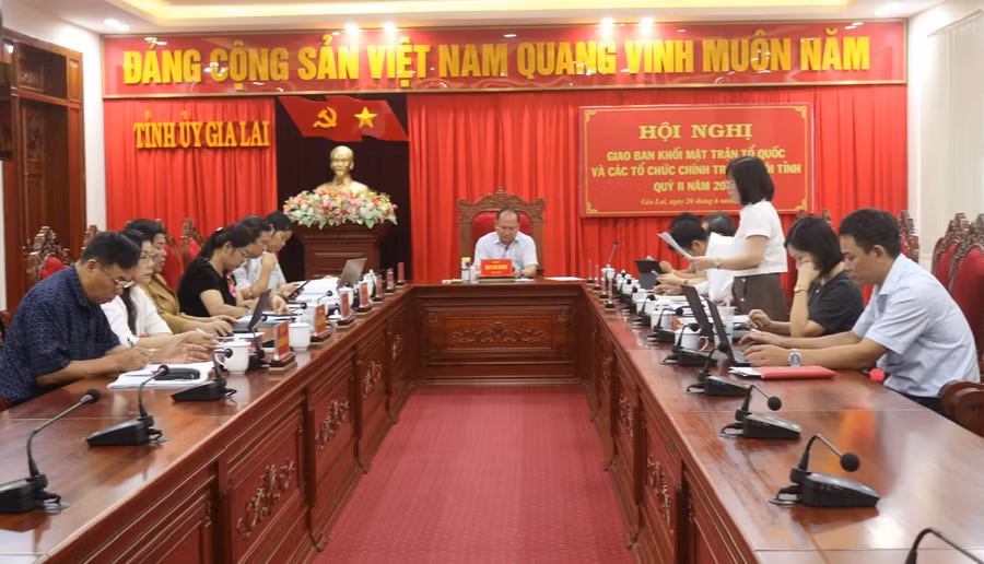 Các đại biểu tham gia ý kiến tại hội nghị giao ban khối Mặt trận tổ quốc và các tổ chức chính trị-xã hội tỉnh quý II. Ảnh: P.D