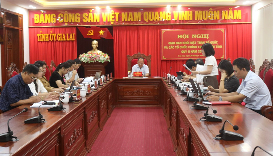Các đại biểu tham gia ý kiến tại hội nghị giao ban khối Mặt trận tổ quốc và các tổ chức chính trị-xã hội tỉnh quý II. Ảnh: P.D Các đại biểu tham gia ý kiến tại hội nghị giao ban khối Mặt trận tổ quốc và các tổ chức chính trị-xã hội tỉnh quý II. Ảnh: P.D