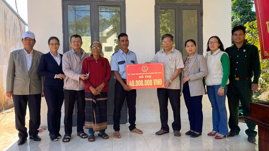 Hội Cựu chiến binh TP. Pleiku trích quỹ "Nghĩa tình đồng đội" hỗ trợ 40 triệu đồng xây dựng nhà cho hội viên Blum. Ảnh: Anh Huy