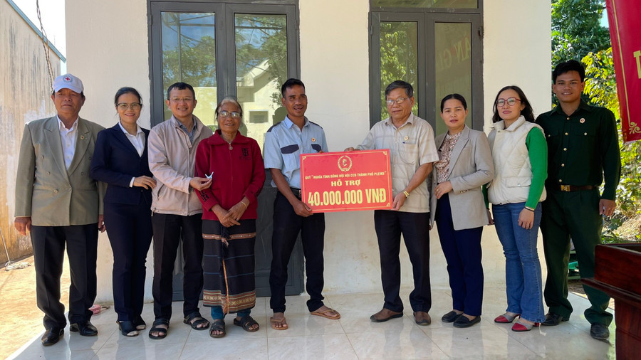 Hội Cựu chiến binh TP. Pleiku trích quỹ "Nghĩa tình đồng đội" hỗ trợ 40 triệu đồng xây dựng nhà cho hội viên Blum. Ảnh: Anh Huy Hội Cựu chiến binh TP. Pleiku trích quỹ "Nghĩa tình đồng đội" hỗ trợ 40 triệu đồng xây dựng nhà cho hội viên Blum. Ảnh: Anh Huy