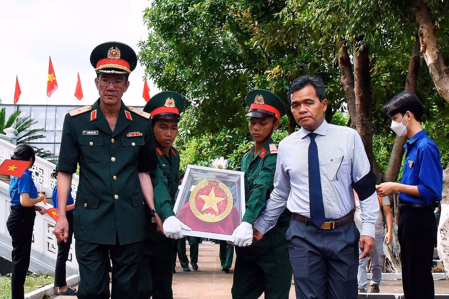 Ủy viên Ban Chấp hành Trung ương Đảng, Bí thư Tỉnh ủy, Chủ tịch HĐND tỉnh Hồ Văn Niên (bên phải) đưa hài cốt liệt sĩ đến nơi an táng. Ảnh: Đức Thụy