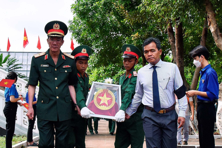 Ủy viên Ban Chấp hành Trung ương Đảng, Bí thư Tỉnh ủy, Chủ tịch HĐND tỉnh Hồ Văn Niên (bên phải) đưa hài cốt liệt sĩ đến nơi an táng. Ảnh: Đức Thụy Ủy viên Ban Chấp hành Trung ương Đảng, Bí thư Tỉnh ủy, Chủ tịch HĐND tỉnh Hồ Văn Niên (bên phải) đưa hài cốt liệt sĩ đến nơi an táng. Ảnh: Đức Thụy