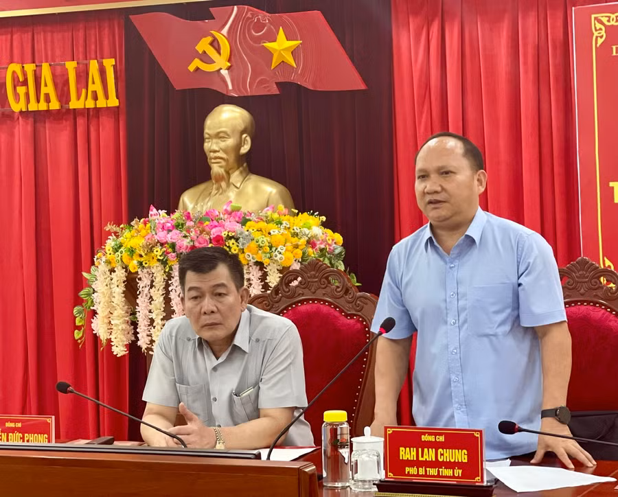 Phó Bí thư Tỉnh ủy Rah Lan Chung phát biểu ý kiến tại hội nghị. Ảnh: P.D