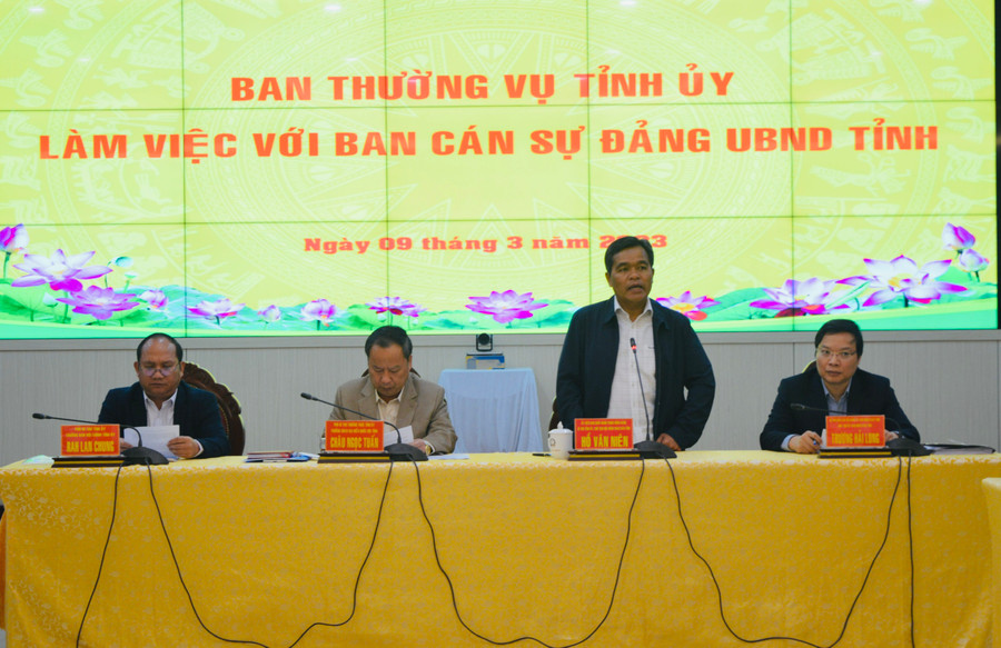 Đồng chí Hồ Văn Niên-Ủy viên Ban Chấp hành Trung ương Đảng, Bí thư Tỉnh ủy, Chủ tịch HĐND tỉnh quán triệt các nội dung trọng tâm của buổi làm việc. Ảnh: Anh Huy