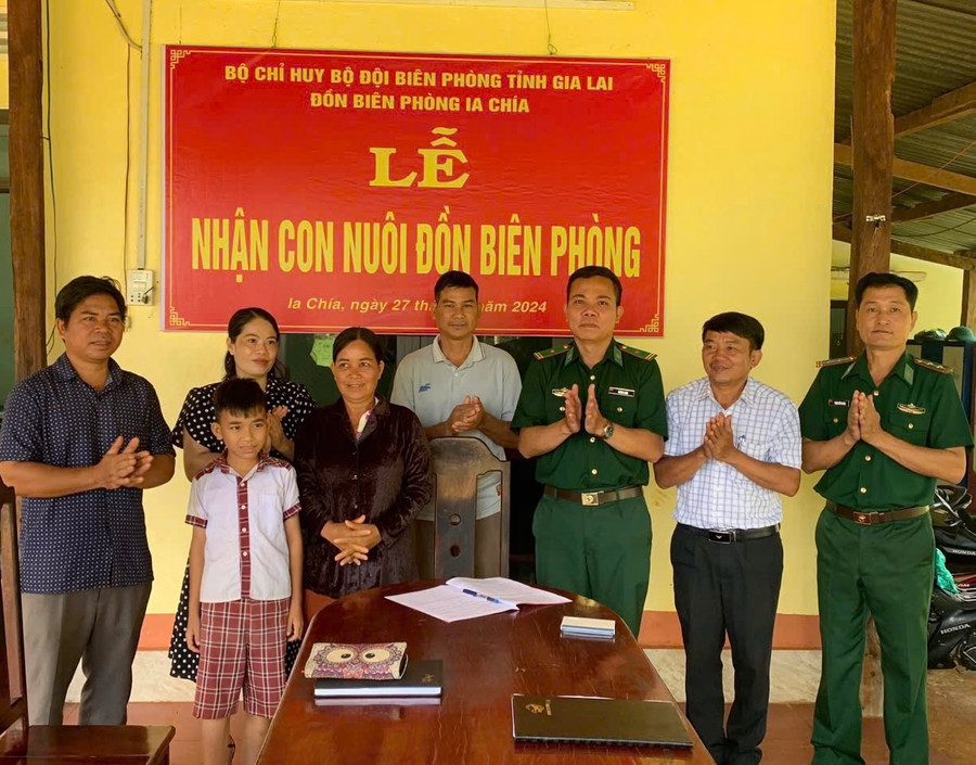 Đồn Biên phòng Ia Chía nhận em Rơ Mah Tú (làng Nú 2) làm "Con nuôi Đồn Biên phòng" từ năm học 2024-2025. Ảnh: P.D Đồn Biên phòng Ia Chía nhận em Rơ Mah Tú (làng Nú 2) làm "Con nuôi Đồn Biên phòng" từ năm học 2024-2025. Ảnh: P.D