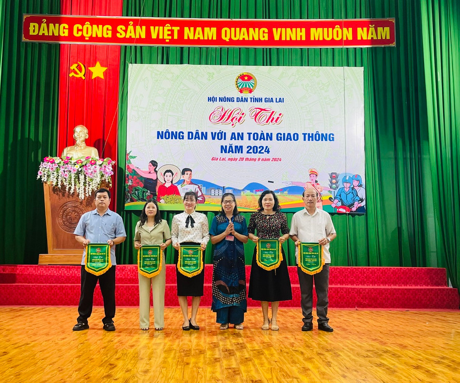 Phó Chủ tịch Hội Nông dân tỉnh Chu Thị Thu Hương trao cờ lưu niệm cho các đội thi thuộc cụm thi đua số 1. Ảnh: P.D Phó Chủ tịch Hội Nông dân tỉnh Chu Thị Thu Hương trao cờ lưu niệm cho các đội thi thuộc cụm thi đua số 1. Ảnh: P.D