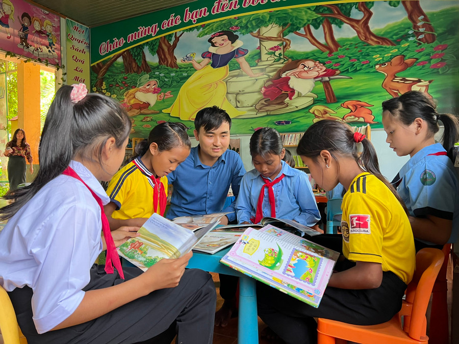 Anh Lê Tuấn Thành trao tặng sách cho các em học sinh Trường Tiểu học Bùi Thị Xuân (xã Kông Htok, huyện Chư Sê). Ảnh: Anh Huy Anh Lê Tuấn Thành trao tặng sách cho các em học sinh Trường Tiểu học Bùi Thị Xuân (xã Kông Htok, huyện Chư Sê). Ảnh: Anh Huy