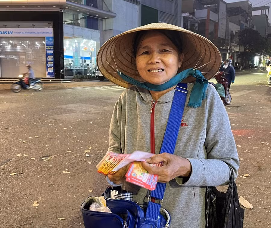 Bà Loan cùng xấp vé số trên tay. Ảnh: P.D