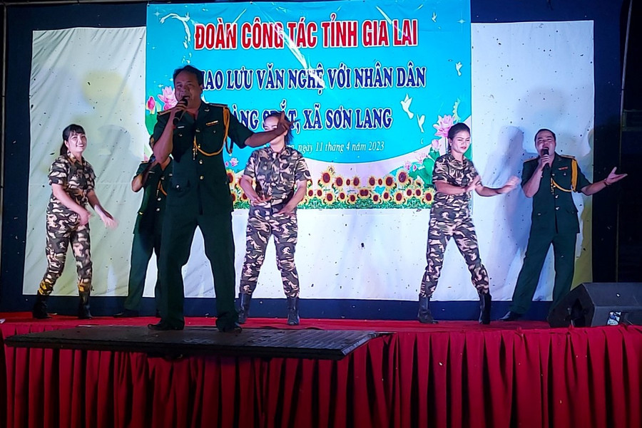 Đội Tuyên truyền văn hóa cơ sở Bộ Chỉ huy Quân sự tỉnh biểu diễn tiết mục văn nghệ phục vụ nhân dân làng Srắt. Ảnh: Anh Huy