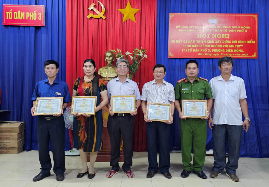 Chủ tịch Ủy ban MTTQ Việt Nam phường Diên Hồng Đào Nam Sơn tặng giấy khen cho các tập thể, cá nhân. Ảnh: Anh Huy