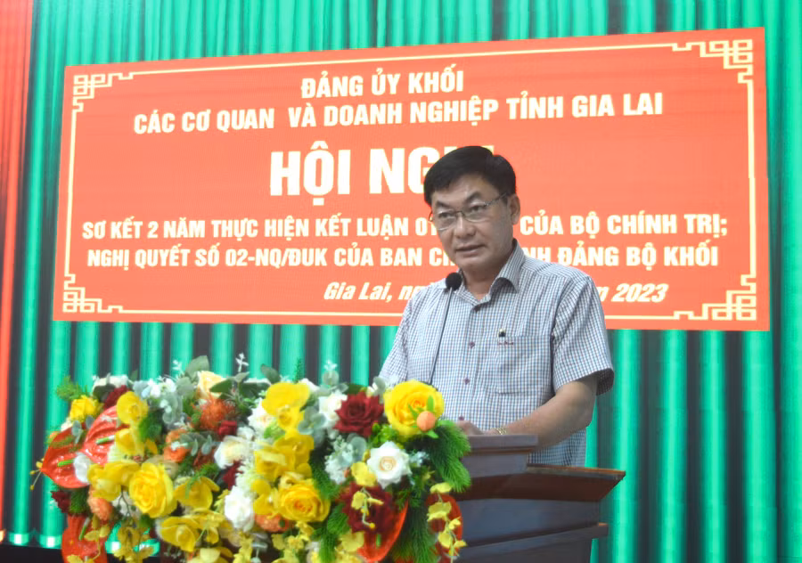 Bí thư Đảng ủy, Tổng Biên tập Báo Gia Lai Huỳnh Kiên tham luận tại hội nghị. Ảnh: Anh Huy