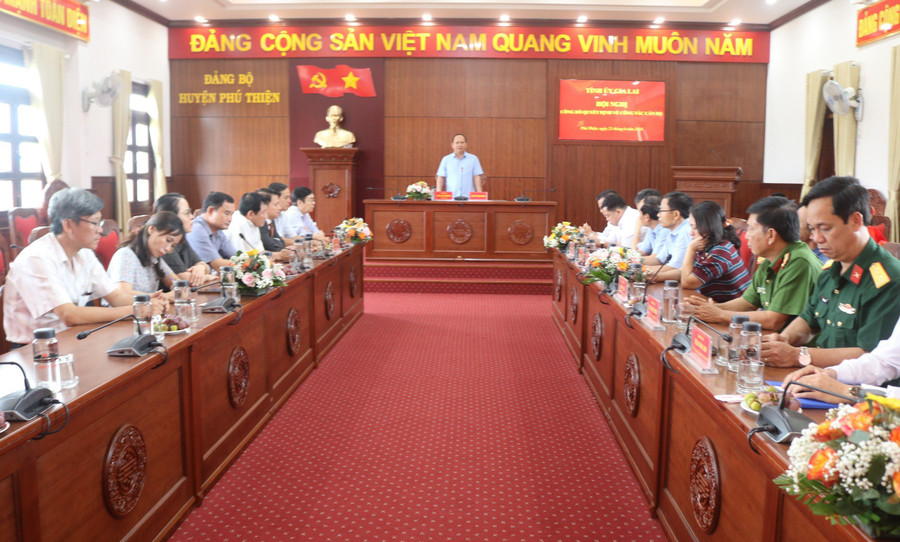 Phó Bí thư Tỉnh ủy Rah Lan Chung phát biểu giao nhiệm vụ tại hội nghị công bố quyết định của Ban Thường vụ Tỉnh ủy về công tác cán bộ. Ảnh: P.D Phó Bí thư Tỉnh ủy Rah Lan Chung phát biểu giao nhiệm vụ tại hội nghị công bố quyết định của Ban Thường vụ Tỉnh ủy về công tác cán bộ. Ảnh: P.D