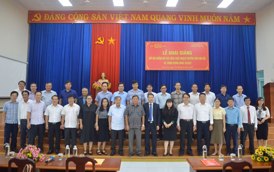 Các học viên chụp ảnh lưu niệm cùng đại diện lãnh đạo Phân hiệu Học viện Hành chính Quốc gia, Trường Chính trị tỉnh và đại diện một sở, ban ngành. Ảnh: Anh Huy