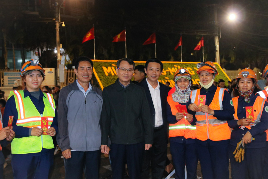 Bí thư Thành ủy Pleiku Trịnh Duy Thuân (thứ 3 từ trái sang) và Chủ tịch UBND thành phố Đỗ Việt Hưng (thứ 4 từ trái sang) động viên công nhân trong đêm giao thừa