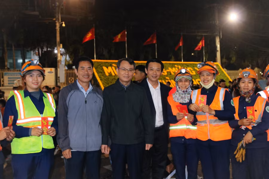 Bí thư Thành ủy Pleiku Trịnh Duy Thuân (thứ 3 từ trái sang) và Chủ tịch UBND thành phố Đỗ Việt Hưng (thứ 4 từ trái sang) động viên công nhân trong đêm giao thừa