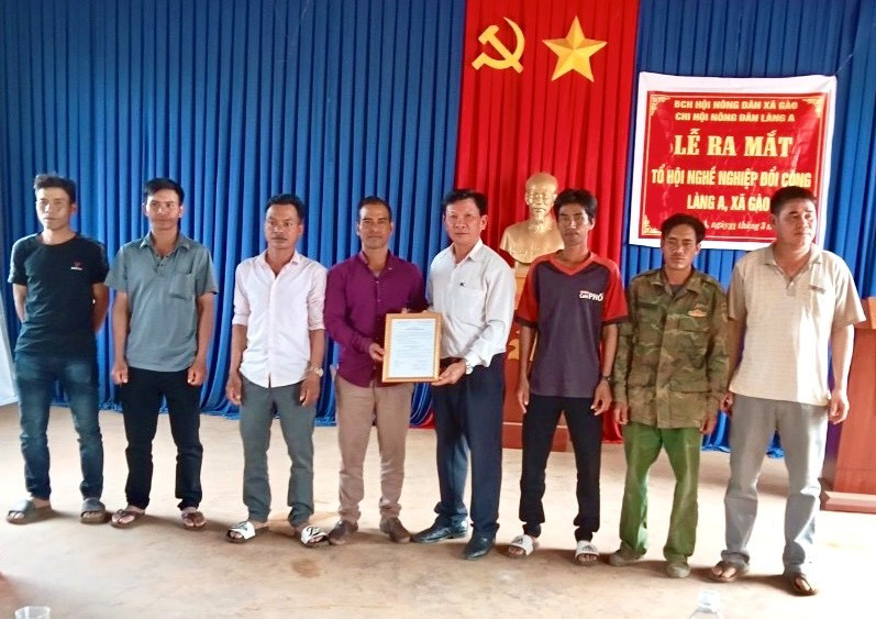 Chi hội Nông dân làng A (xã Gào, TP. Pleiku) ra mắt tổ hội nghề nghiệp đổi công. Ảnh: A.H Chi hội Nông dân làng A (xã Gào, TP. Pleiku) ra mắt tổ hội nghề nghiệp đổi công. Ảnh: A.H