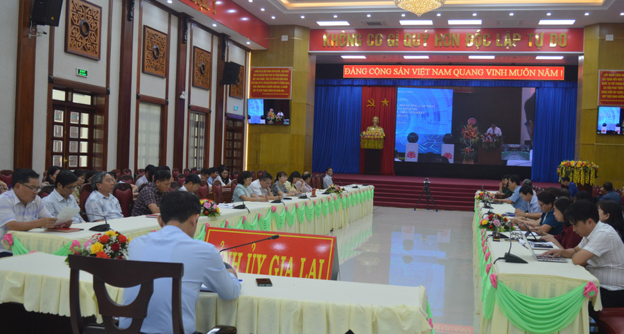 Quang cảnh lễ khai trương Hệ thống thí điểm phổ biến, bồi dưỡng, cập nhật kiến thức lý luận chính trị cho cán bộ, đảng viên trên internet tại điểm cầu Hội trường 2-9. Ảnh: Anh Huy