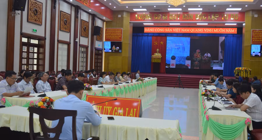 Quang cảnh lễ khai trương Hệ thống thí điểm phổ biến, bồi dưỡng, cập nhật kiến thức lý luận chính trị cho cán bộ, đảng viên trên internet tại điểm cầu Hội trường 2-9. Ảnh: Anh Huy