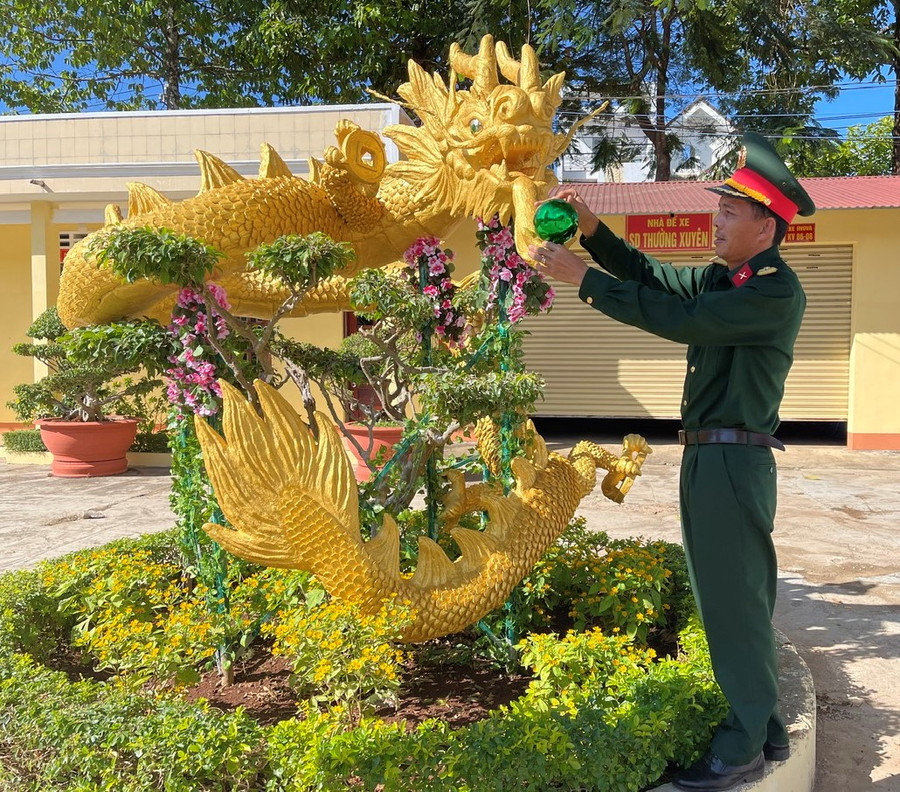 Thiếu tá Hùng bên linh vật rồng đã hoàn thiện. Ảnh: P.D Thiếu tá Hùng bên linh vật rồng đã hoàn thiện. Ảnh: P.D