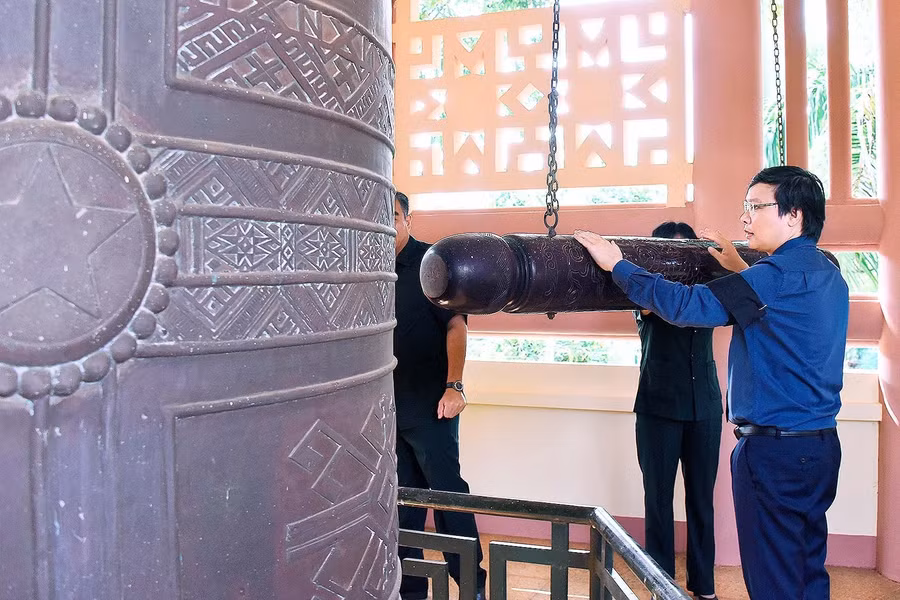 Chủ tịch UBND tỉnh Trương Hải Long lên tháp thỉnh chuông. Ảnh: Đức Thụy