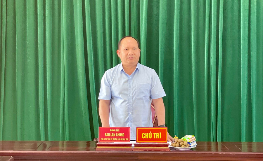 Phó Bí thư Tỉnh ủy Rah Lan Chung phát biểu kết luận tại buổi kiểm tra thực hiện quy chế dân chủ ở cơ sở tại huyện Đak Đoa. Ảnh: P.D