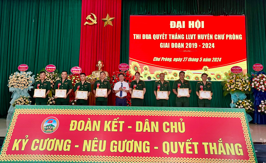 Chủ tịch UBND huyện Vũ Đình Hạnh (thứ 5 từ phải qua) tặng giấy khen cho các cá nhân. Ảnh: P.D Chủ tịch UBND huyện Vũ Đình Hạnh (thứ 5 từ phải qua) tặng giấy khen cho các cá nhân. Ảnh: P.D