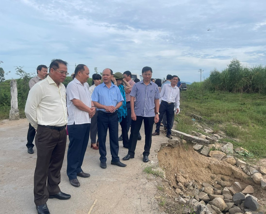 Phó Bí thư Tỉnh ủy Rah Lan Chung (thứ 2 từ trái qua) cùng đoàn công tác khảo sát thực tế tại đập tràn vào làng Bi Gia, Bi Giông. Ảnh: Anh Huy Phó Bí thư Tỉnh ủy Rah Lan Chung (thứ 2 từ trái qua) cùng đoàn công tác khảo sát thực tế tại đập tràn vào làng Bi Gia, Bi Giông. Ảnh: Anh Huy